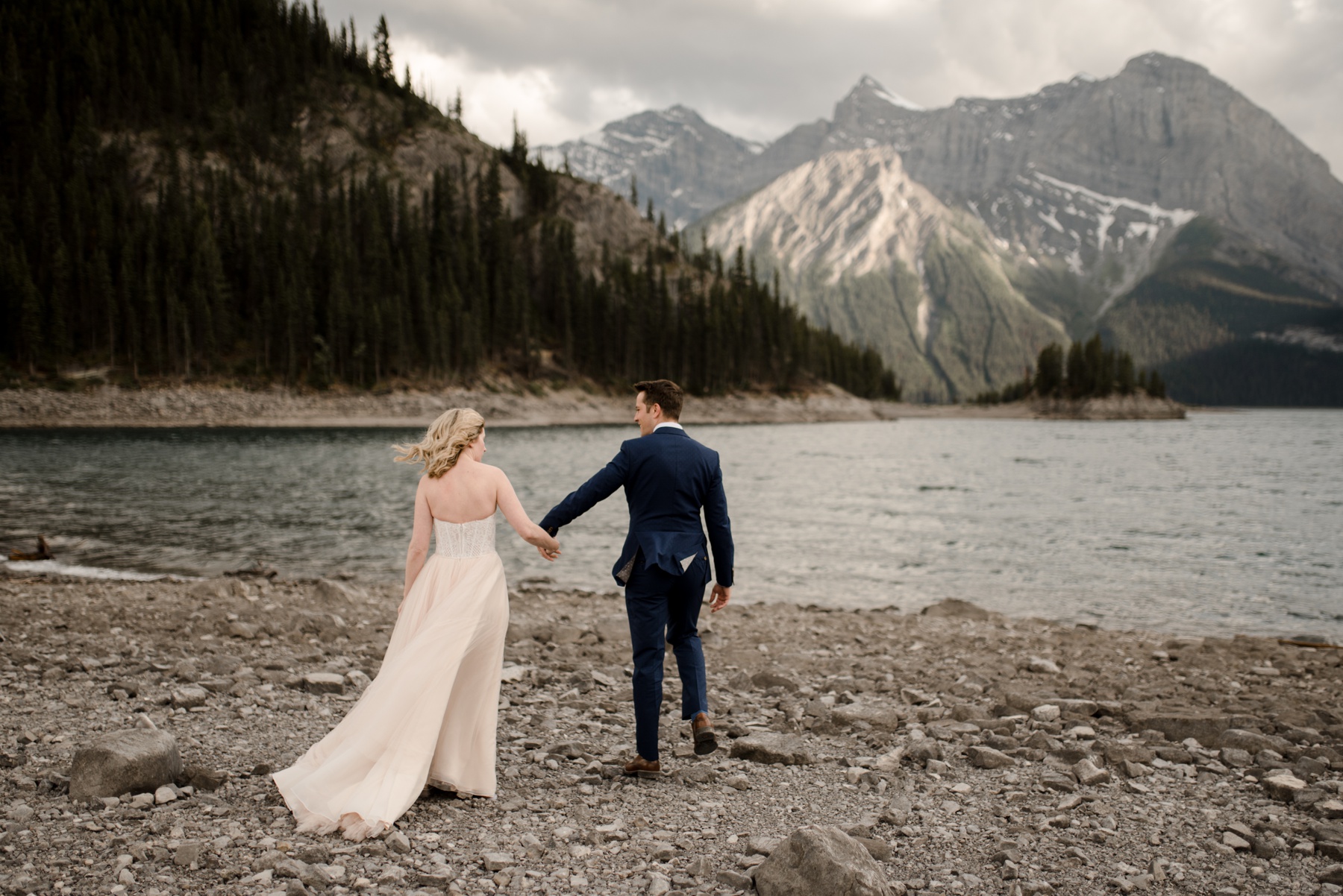 wedding photos in the mountains in Banff national park