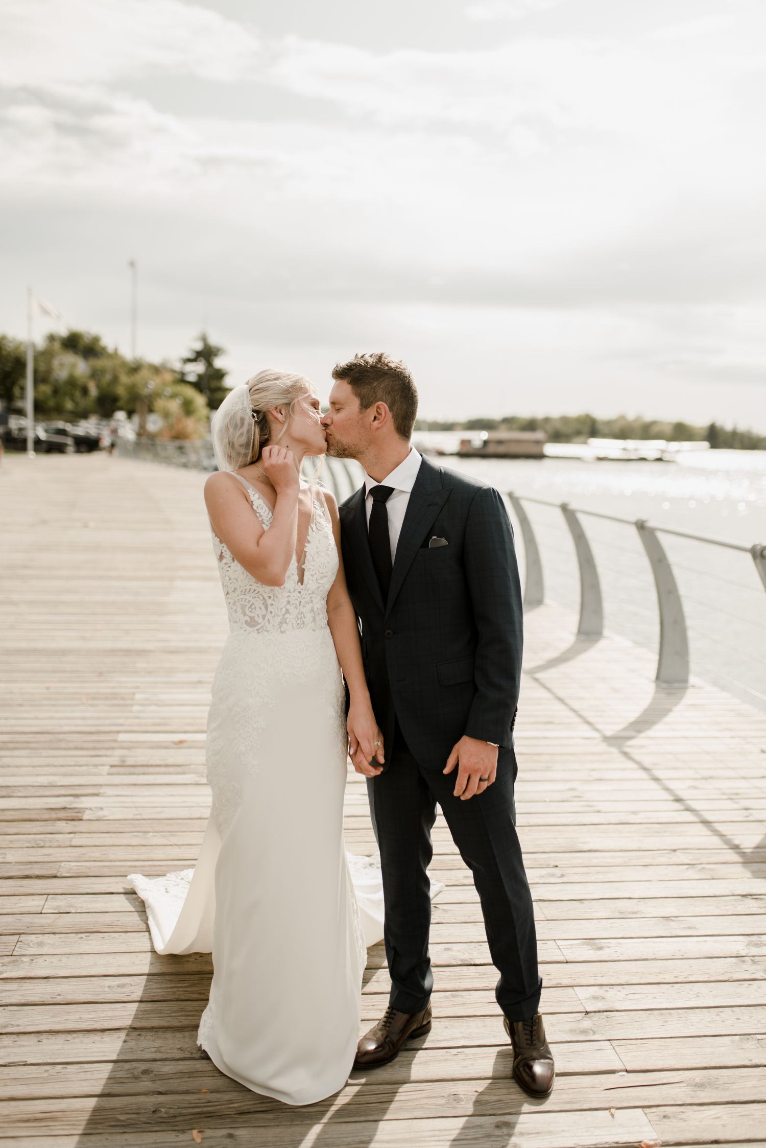 Kenora Lakeside wedding at the Clarion Inn in Ontario, photographed by Vanessa Renae Photography, a Winnipeg and Kenora wedding and elopement photographer