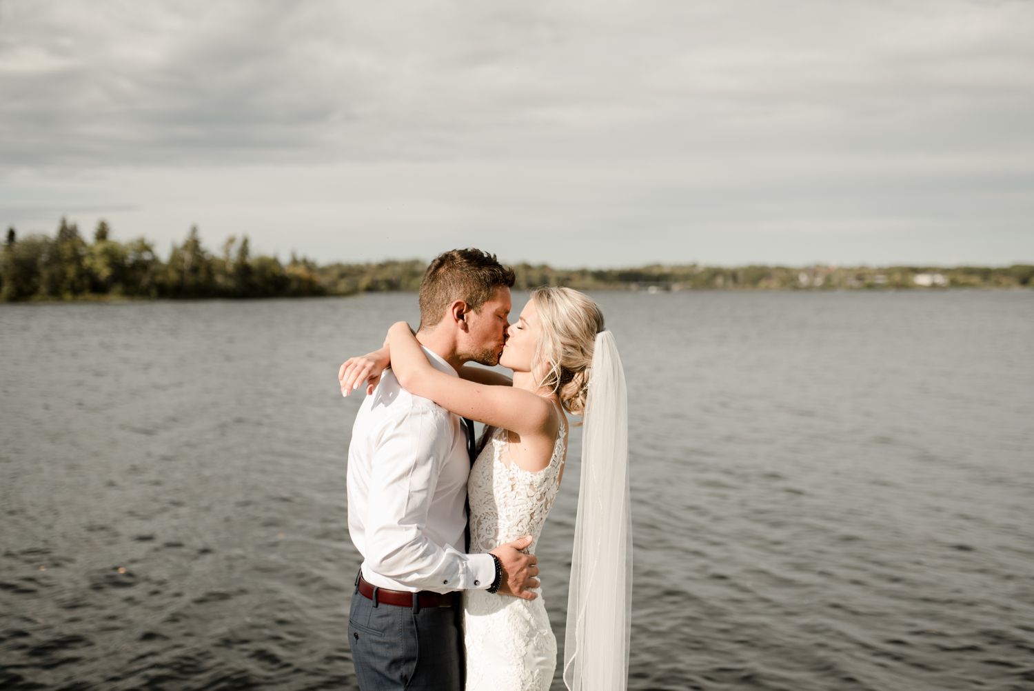 Kenora Lakeside wedding at the Clarion Inn in Ontario, photographed by Vanessa Renae Photography, a Winnipeg and Kenora wedding and elopement photographer