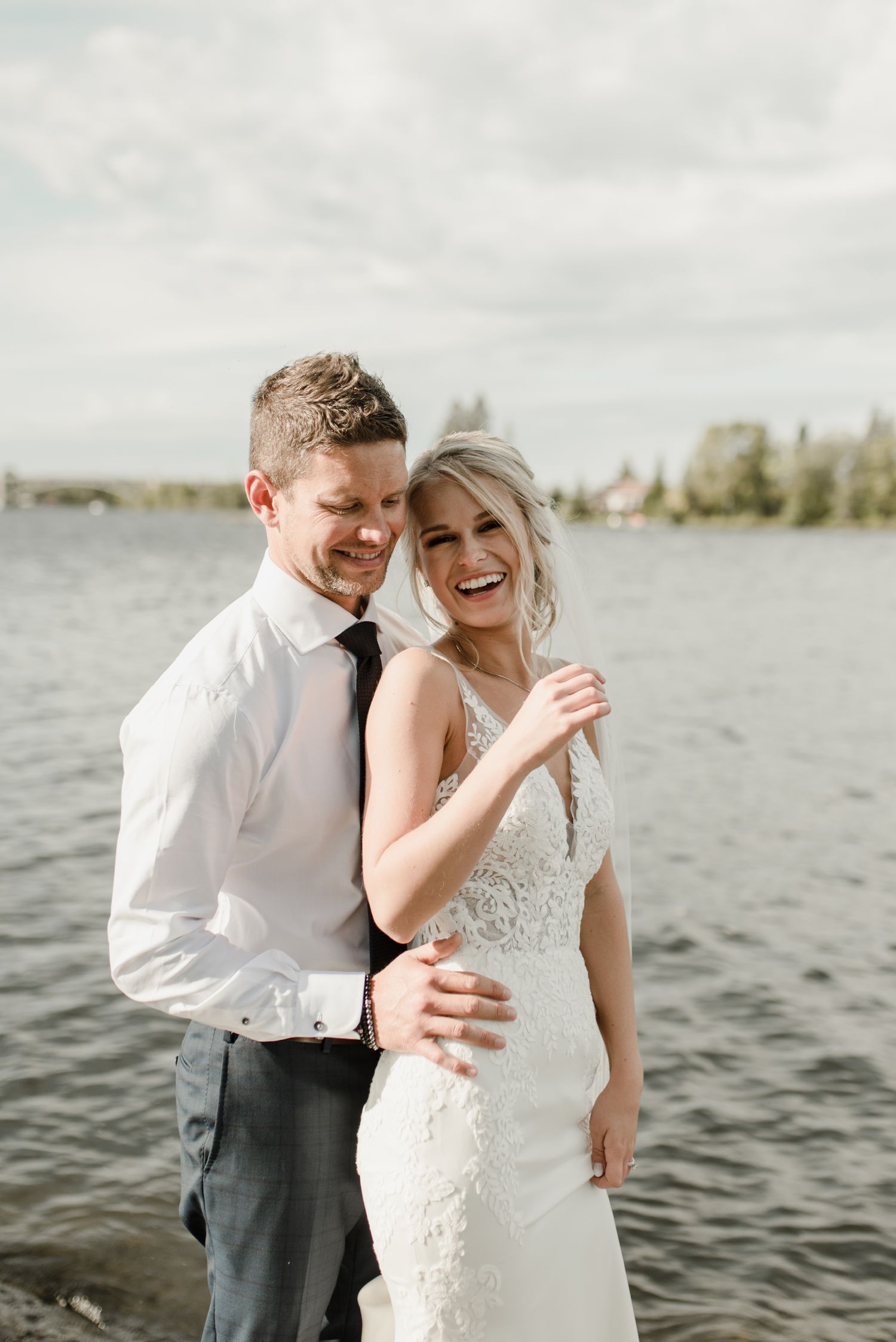 Lakeside Kenora wedding, fall wedding in Ontario, photographed by Vanessa Renae Photography, a Winnipeg and Kenora wedding photographer