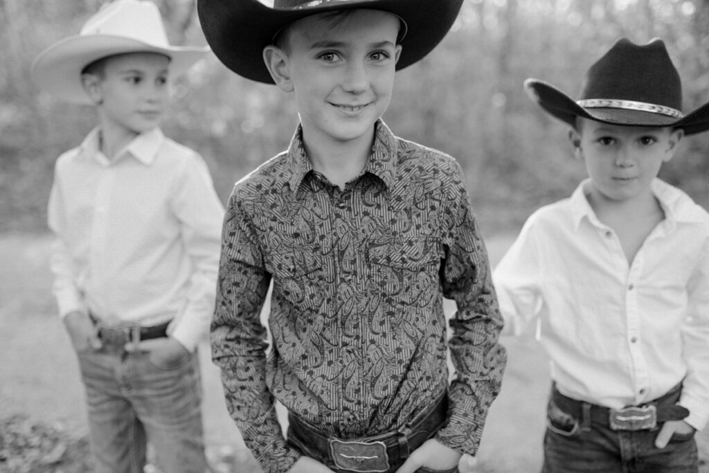 Best Winnipeg family photographer, candid family photographer, lifestyle family photos, best steinbach photographer, fall country family photos in winnipeg, mb