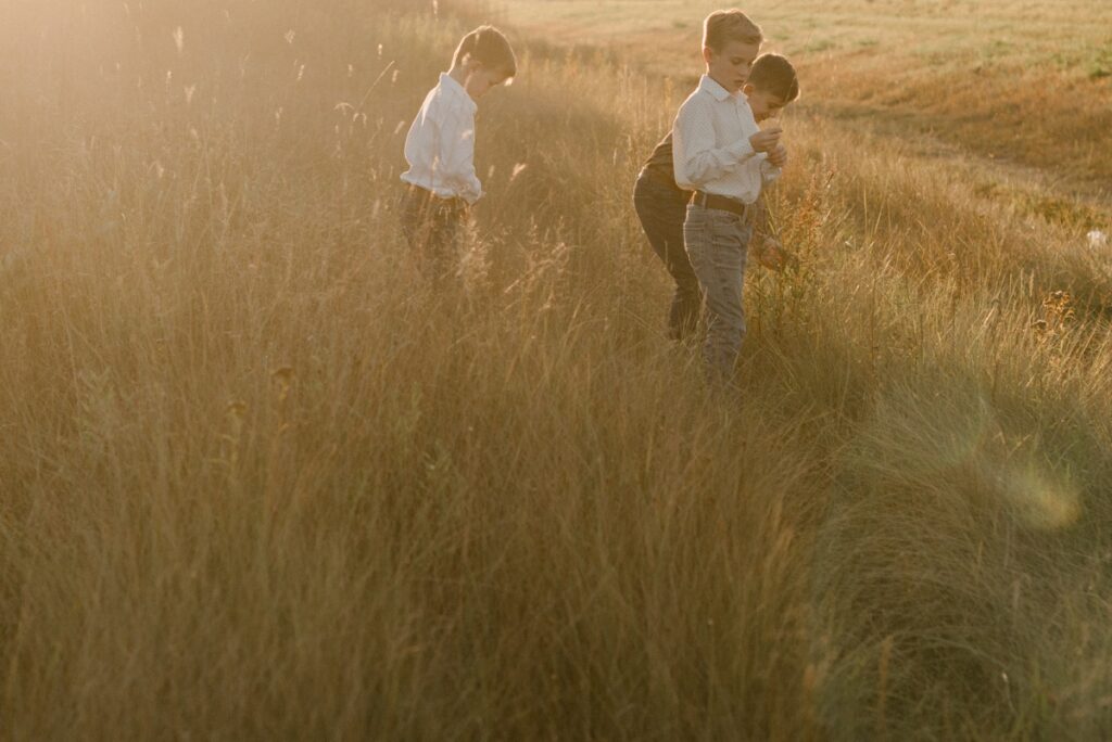 Best Winnipeg family photographer, candid family photographer, lifestyle family photos, best steinbach photographer, fall country family photos in winnipeg, mb