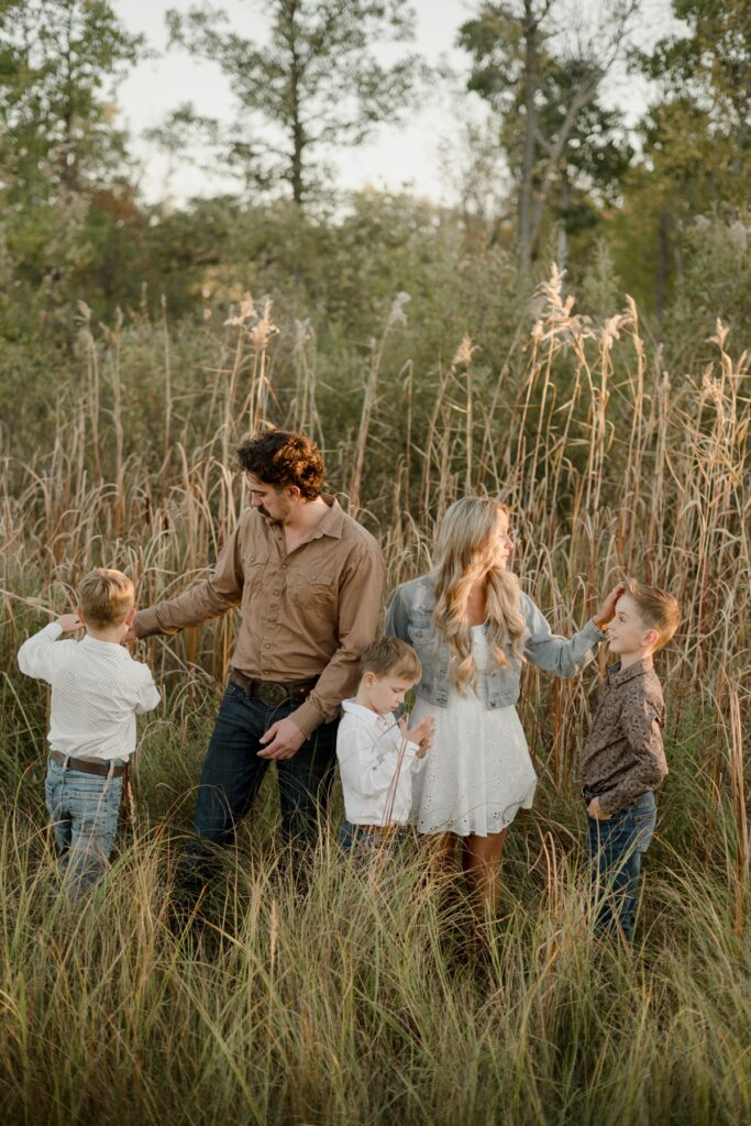 Best Winnipeg family photographer, candid family photographer, lifestyle family photos, best steinbach photographer, fall country family photos in winnipeg, mb