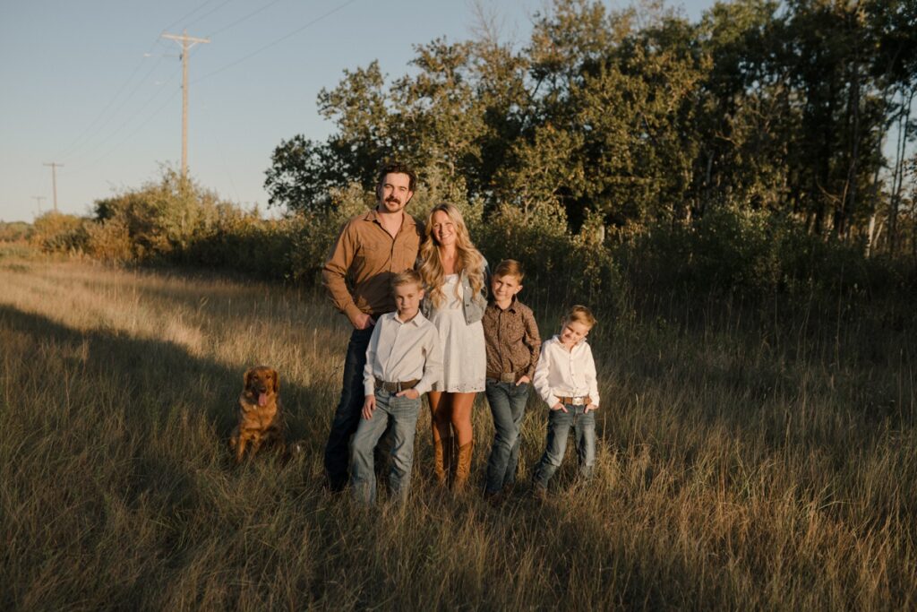 Best Winnipeg family photographer, candid family photographer, lifestyle family photos, best steinbach photographer, fall country family photos in winnipeg, mb