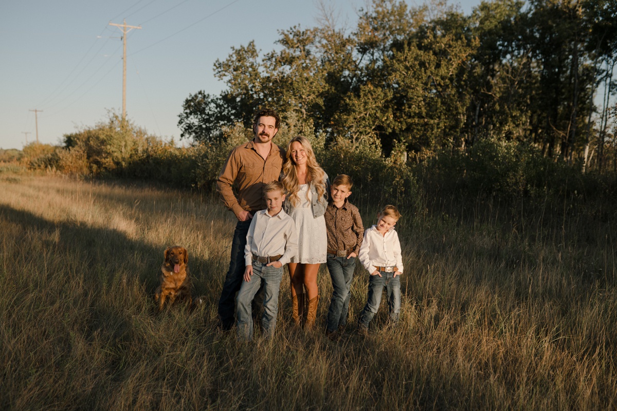 Best Winnipeg family photographer, candid family photographer, lifestyle family photos, best steinbach photographer, fall country family photos in winnipeg, mb