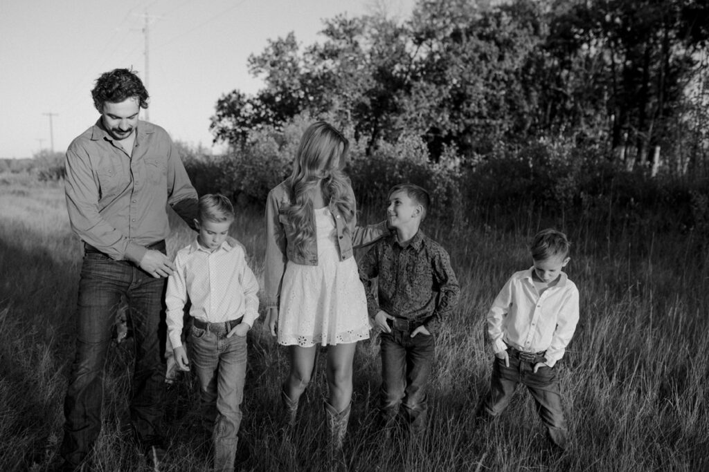 Best Winnipeg family photographer, candid family photographer, lifestyle family photos, best steinbach photographer, fall country family photos in winnipeg, mb