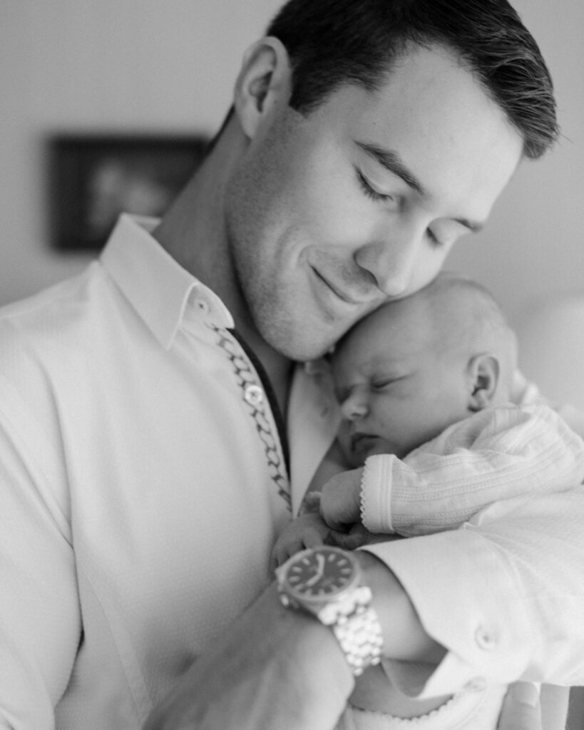 Winnipeg Newborn Photographer, Vanessa Renae Photography, lifestyle maternity, newborn and family photographer based in winnipeg, MB. Dad and newborn